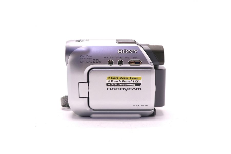 Цифровая видеокамера Sony DCR-HC19E в упаковке