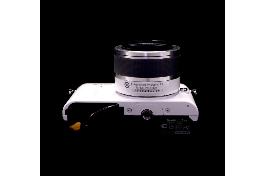 Nikon 1 V1 kit в упаковке (пробег 17420 кадров)