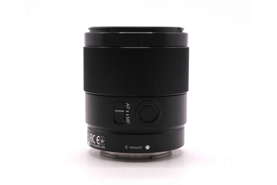 Компактный объектив Sony FE 35mm f/1.8 (SEL35F18F)