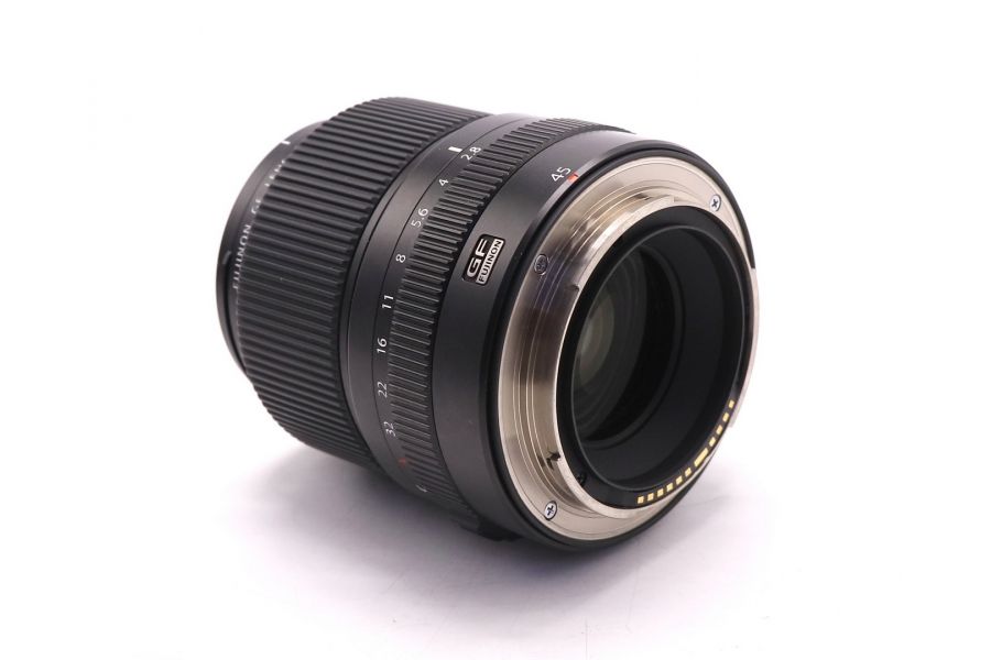 Объектив Fujifilm GF 45mm f/2.8 R WR в упаковке