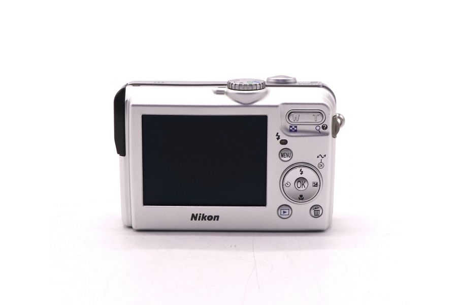 Компактная цифровая камера Nikon Coolpix P2