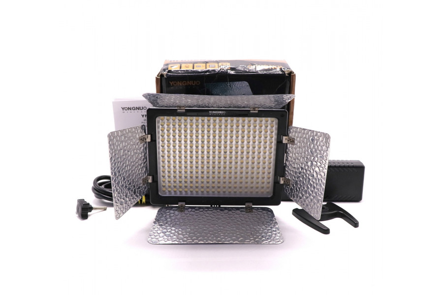 Осветитель YongNuo YN-300 III 5600K в упаковке