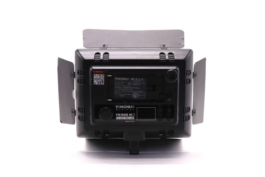 Осветитель YongNuo YN-300 III 5600K в упаковке