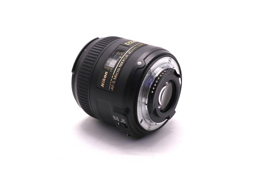 Nikon 40mm f/2.8G AF-S DX Micro Nikkor в упаковке