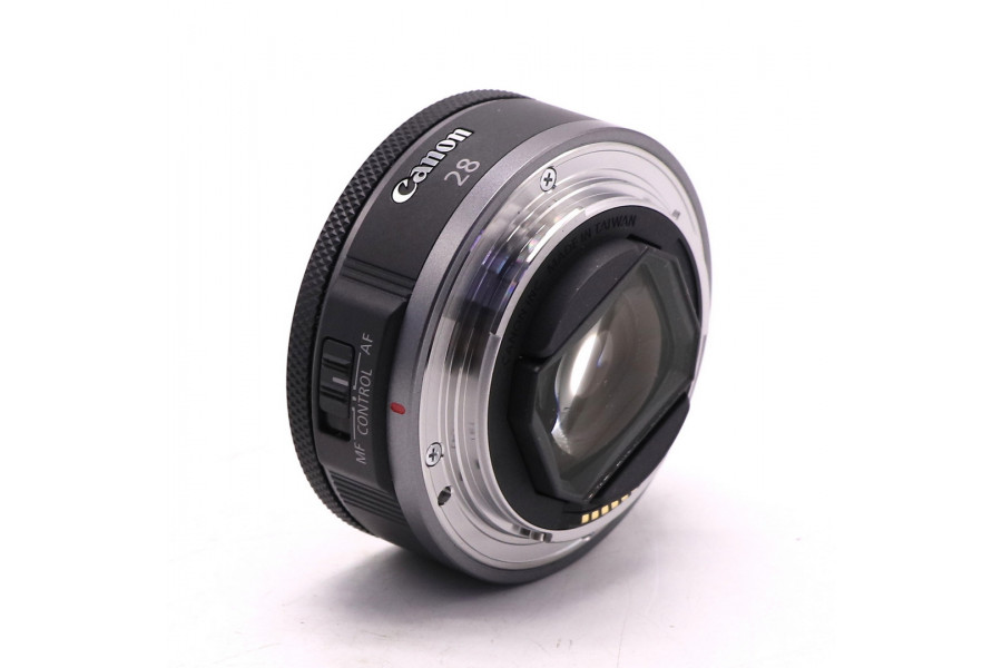 Объектив Canon RF 28mm f/2.8 STM в упаковке