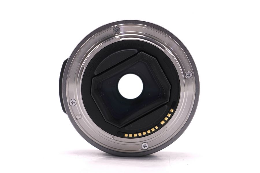 Объектив Canon RF 28mm f/2.8 STM в упаковке