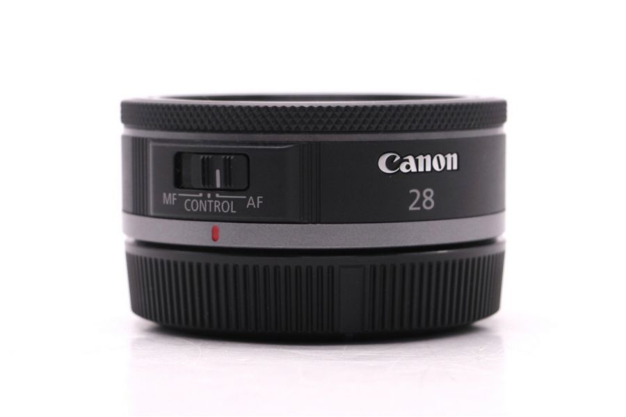 Объектив Canon RF 28mm f/2.8 STM в упаковке