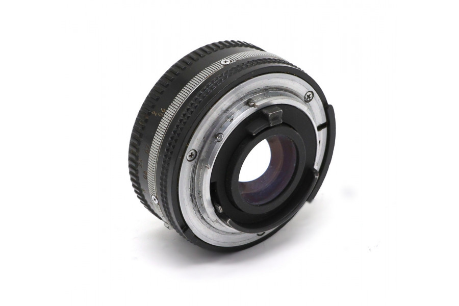 Стандартный объектив Nikon 50mm f/1.8 Nikkor