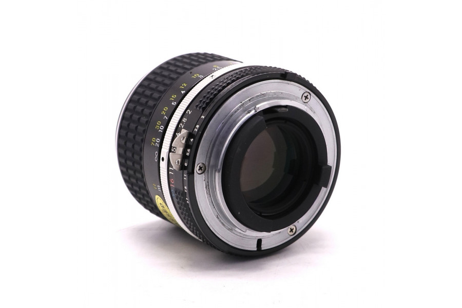 Светосильный объектив Nikon 85mm f/2 Nikkor