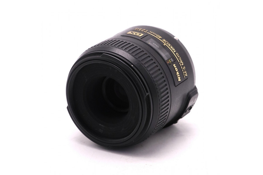 Объектив Nikon 40mm f/2.8G AF-S DX micro Nikkor в упаковке