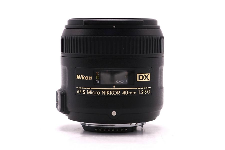 Объектив Nikon 40mm f/2.8G AF-S DX micro Nikkor в упаковке