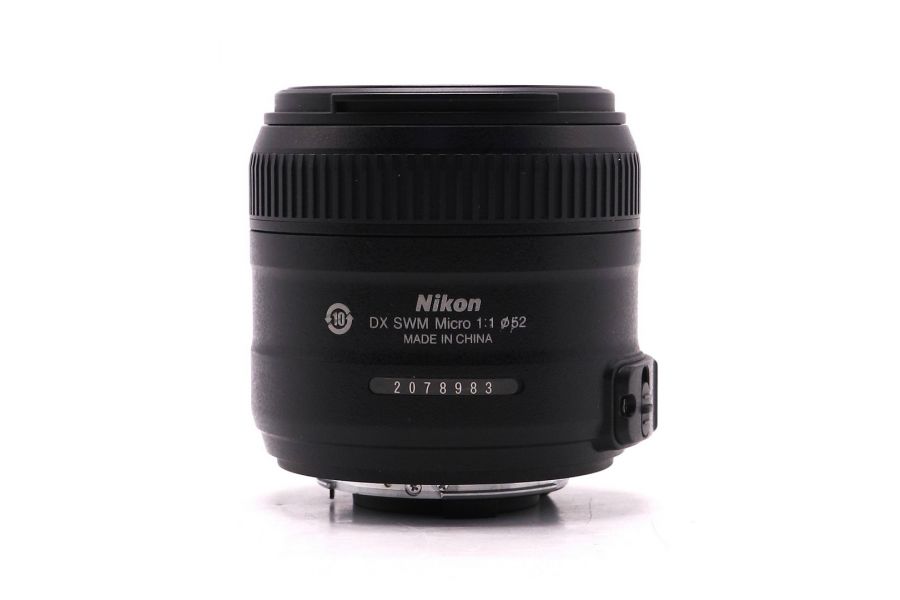 Объектив Nikon 40mm f/2.8G AF-S DX micro Nikkor в упаковке