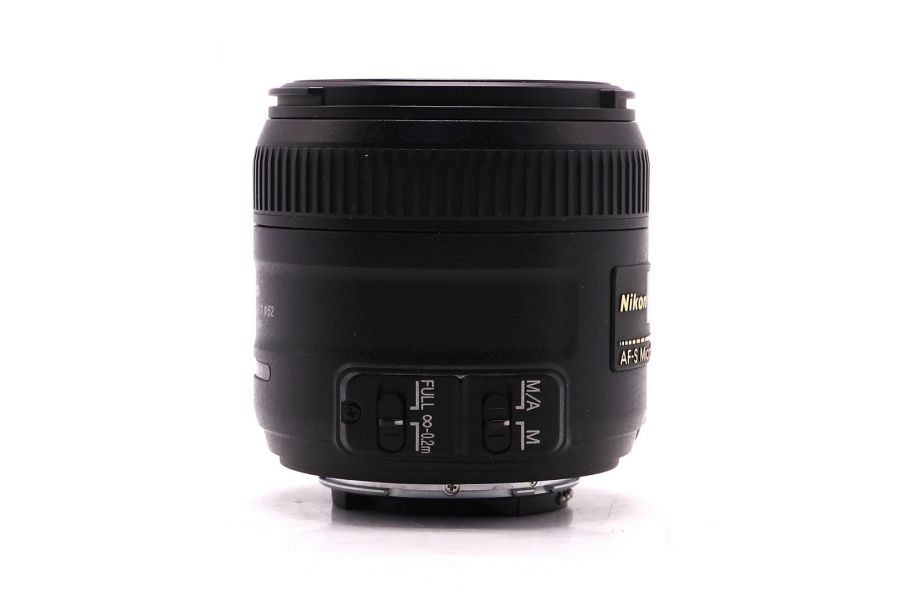 Объектив Nikon 40mm f/2.8G AF-S DX micro Nikkor в упаковке