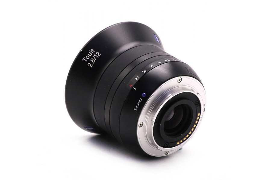Объектив Zeiss Touit 2.8/12 X-mount в упаковке