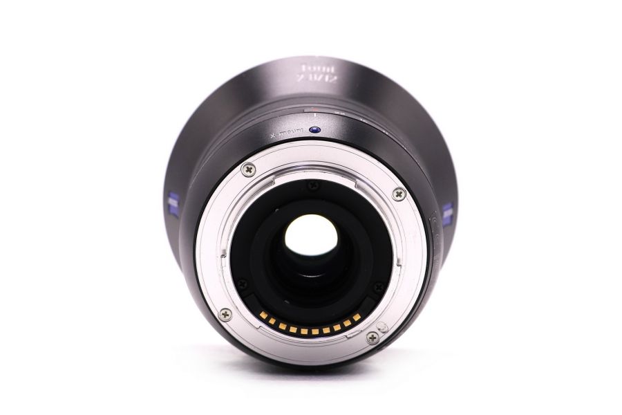Объектив Zeiss Touit 2.8/12 X-mount в упаковке