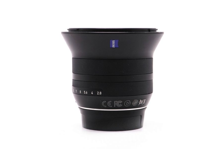 Объектив Zeiss Touit 2.8/12 X-mount в упаковке