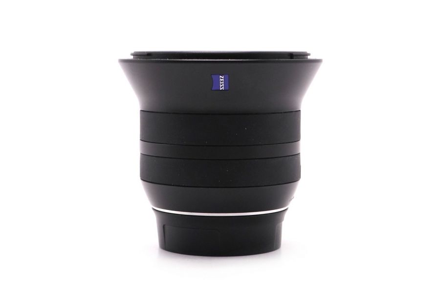 Объектив Zeiss Touit 2.8/12 X-mount в упаковке