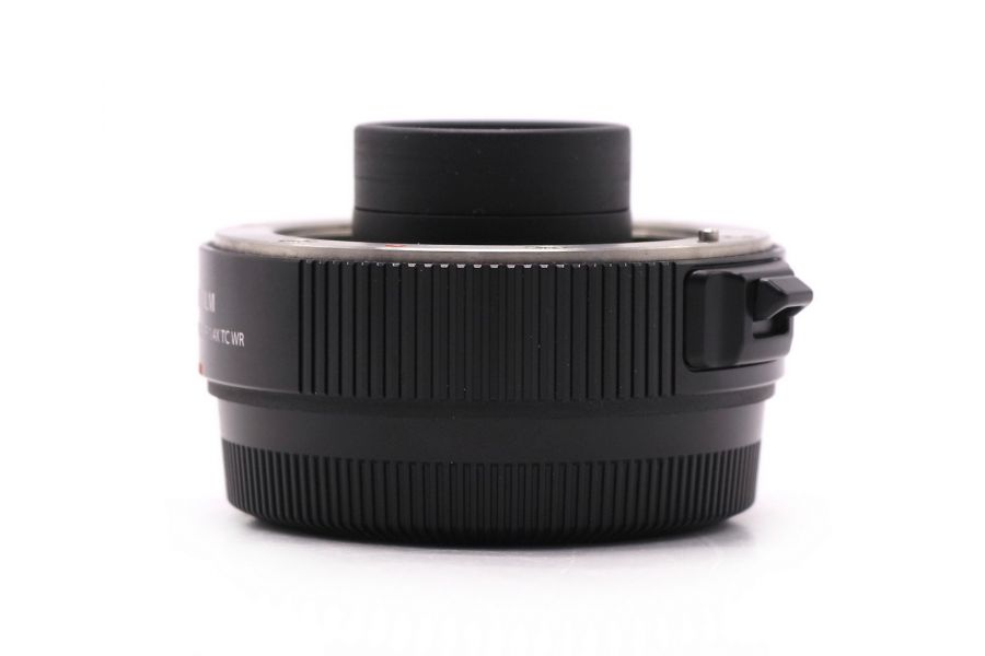 Телеконвертер Fujifilm XF 1.4X TC WR в упаковке