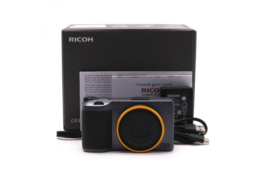 Камера Ricoh GR III Street Edition в упаковке