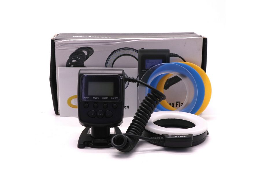 Кольцевой светодиодный осветитель RF550 в упаковке