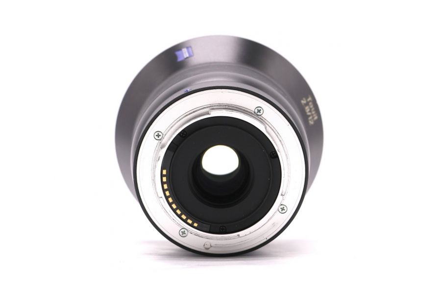 Объектив Carl Zeiss Touit 12mm f/2.8 в упаковке