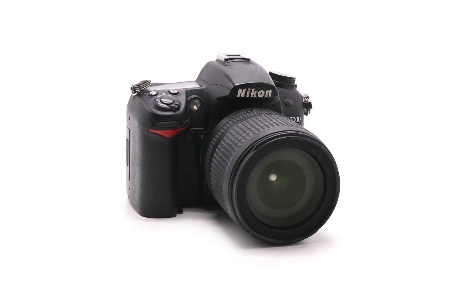 Nikon D7000 + Nikon 18-105mm f/3.5-5.6G AF-S ED DX VR Nikkor (пробег 66450 кадров)