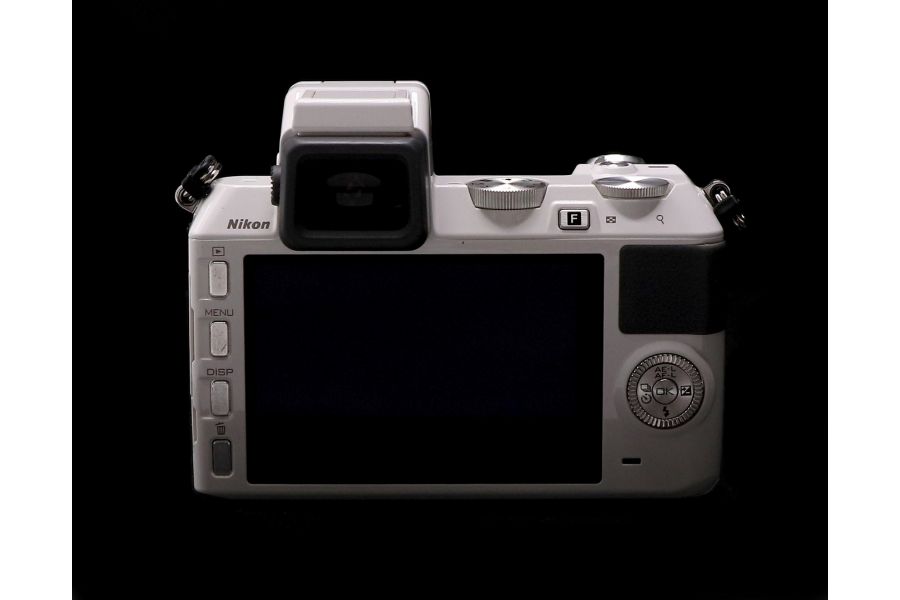 Камера Nikon 1 V2 kit (пробег 8440 кадров)