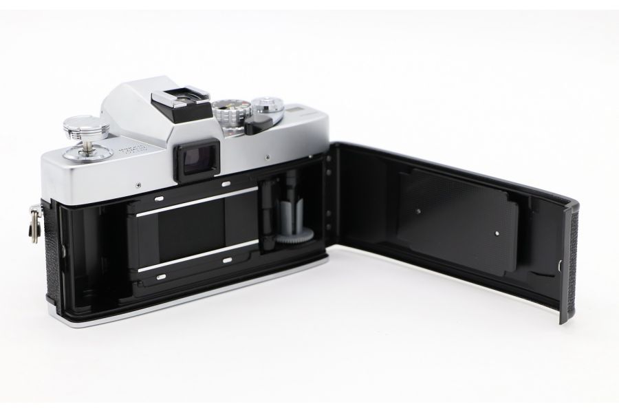 Плёночная зеркальная камера Minolta SRT 303 kit