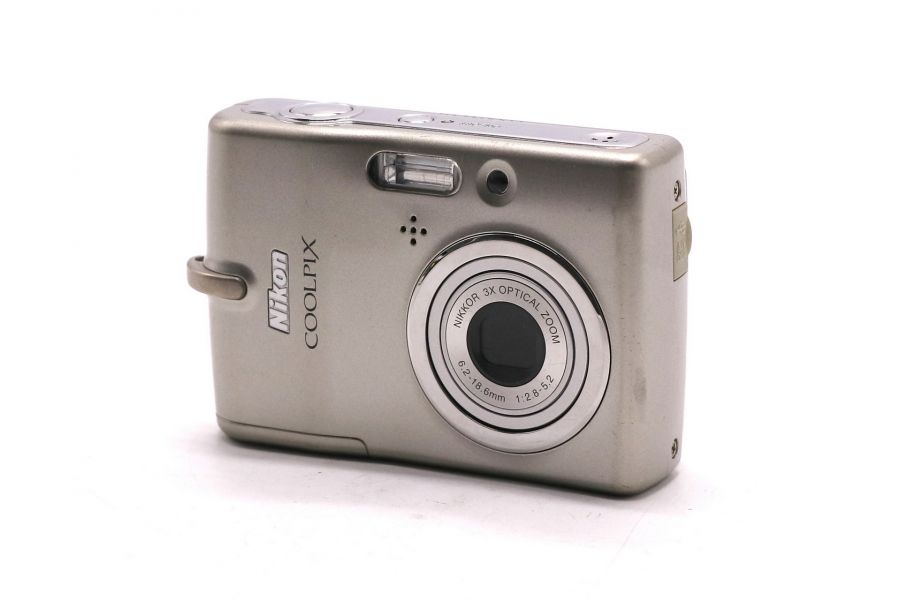 Компактная фотокамера Nikon Coolpix L11 в упаковке