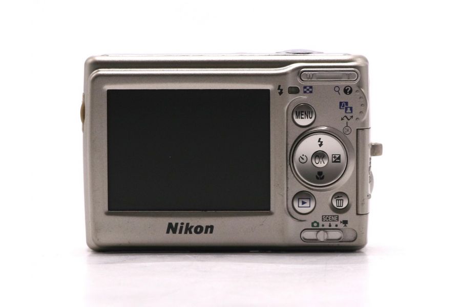 Компактная фотокамера Nikon Coolpix L11 в упаковке