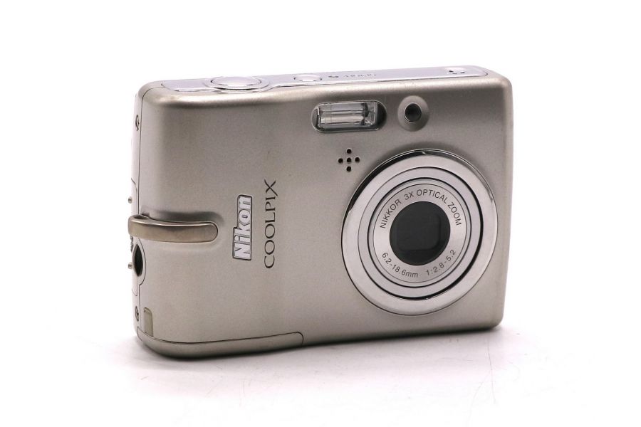 Компактная фотокамера Nikon Coolpix L11 в упаковке