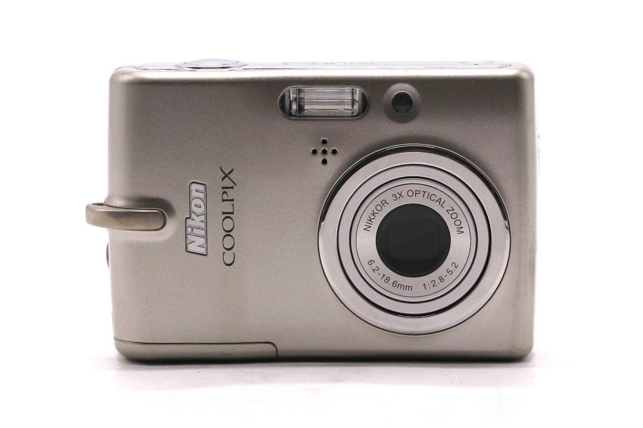 Компактная фотокамера Nikon Coolpix L11 в упаковке