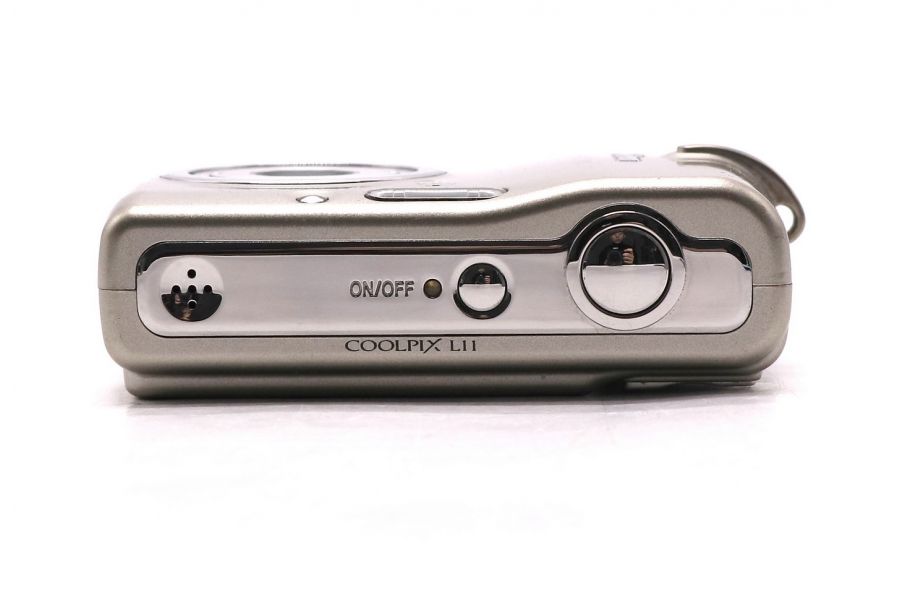 Компактная фотокамера Nikon Coolpix L11 в упаковке