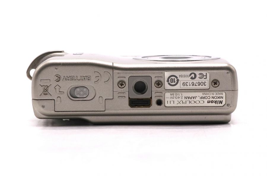 Компактная фотокамера Nikon Coolpix L11 в упаковке