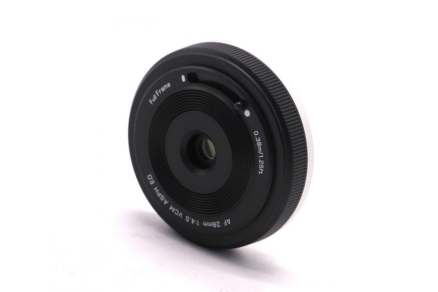 Объектив Viltrox AF 28mm F4.5 Chip FE в упаковке