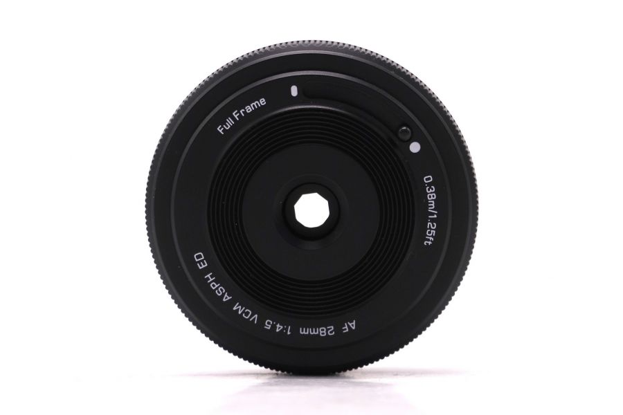 Объектив Viltrox AF 28mm F4.5 Chip FE в упаковке