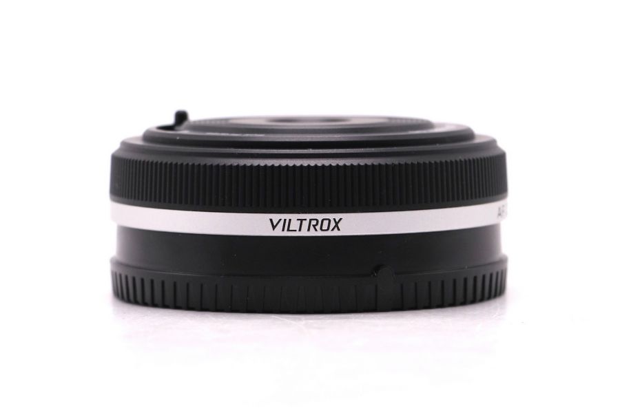 Объектив Viltrox AF 28mm F4.5 Chip FE в упаковке
