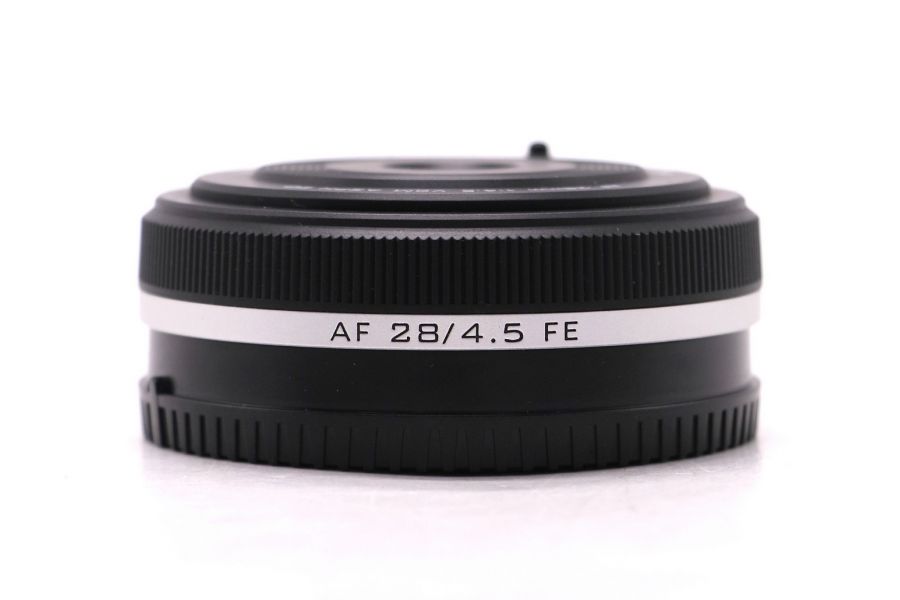 Объектив Viltrox AF 28mm F4.5 Chip FE в упаковке