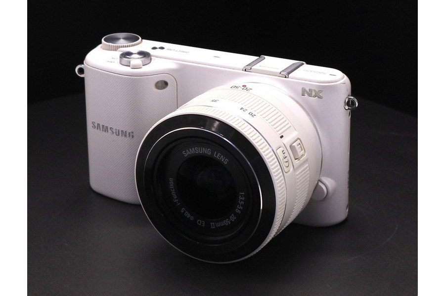 Компактный фотоаппарат Samsung NX2000 kit white