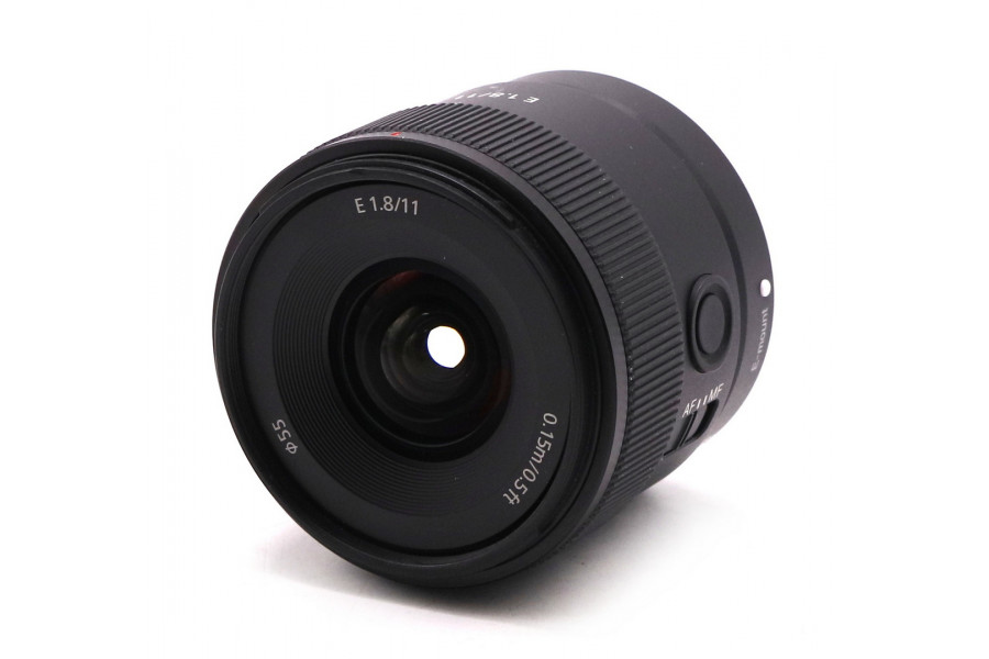 Объектив Sony E 11mm f/1.8 (SEL11F18) в упаковке