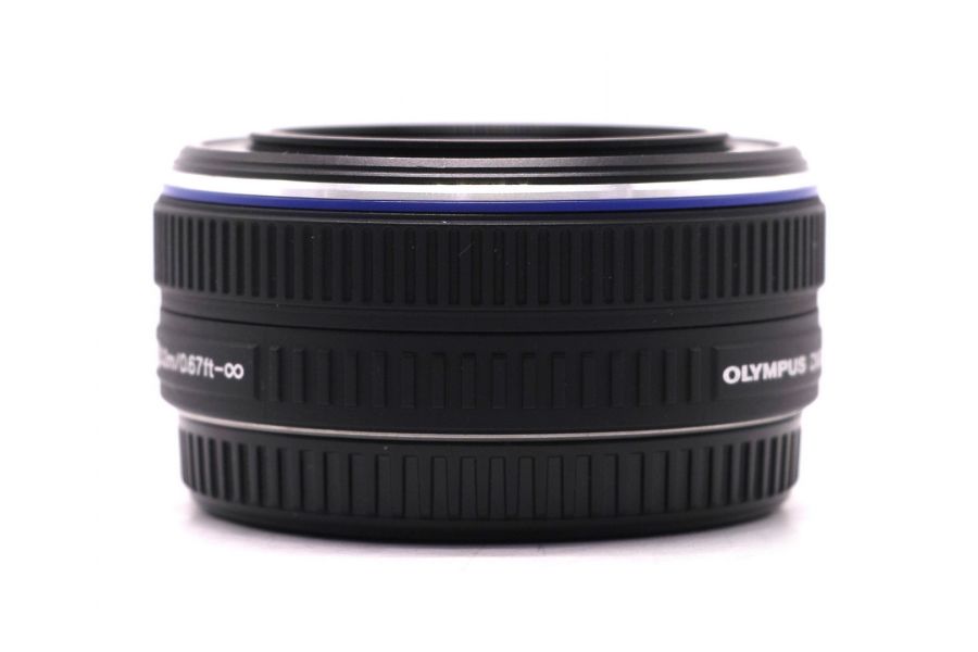 Olympus M.Zuiko Digital 17mm f/2.8 в упаковке