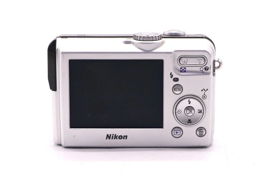 Цифровая фотокамера Nikon coolpix P1 в упаковке