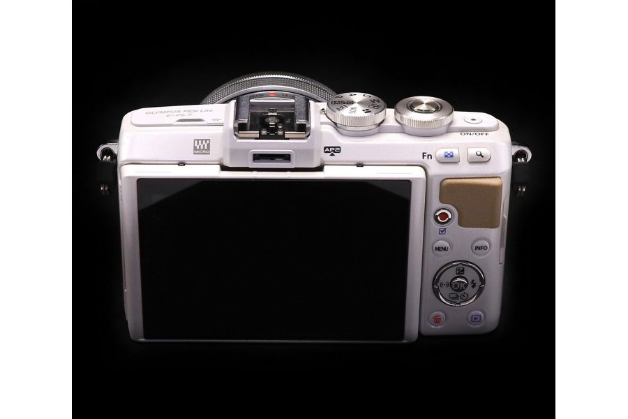 Olympus pen E-PL7 kit в упаковке (пробег 635 кадров)