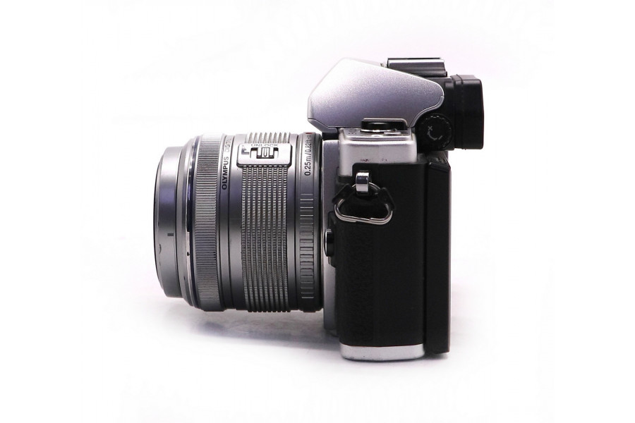 Olympus OM-D E-M10 Mark II kit silver (пробег 142995 кадров)