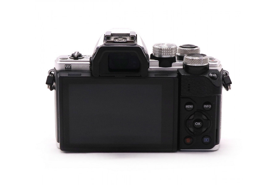 Olympus OM-D E-M10 Mark II kit silver (пробег 142995 кадров)