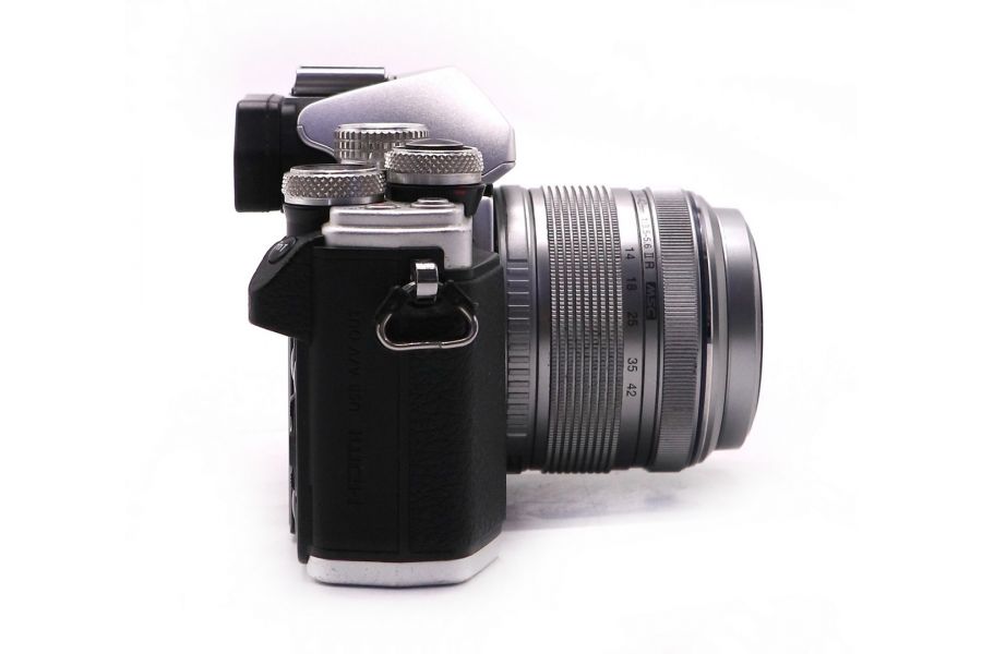 Olympus OM-D E-M10 Mark II kit silver (пробег 142995 кадров)