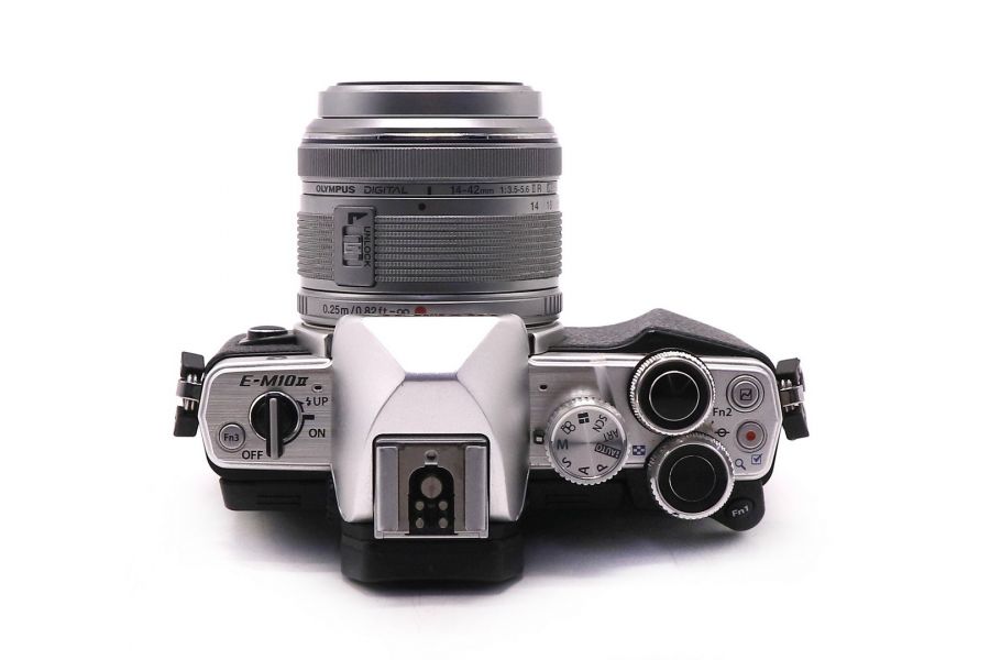 Olympus OM-D E-M10 Mark II kit silver (пробег 142995 кадров)