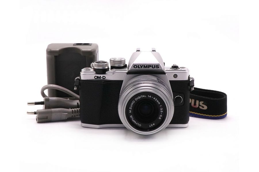 Olympus OM-D E-M10 Mark II kit silver (пробег 142995 кадров)