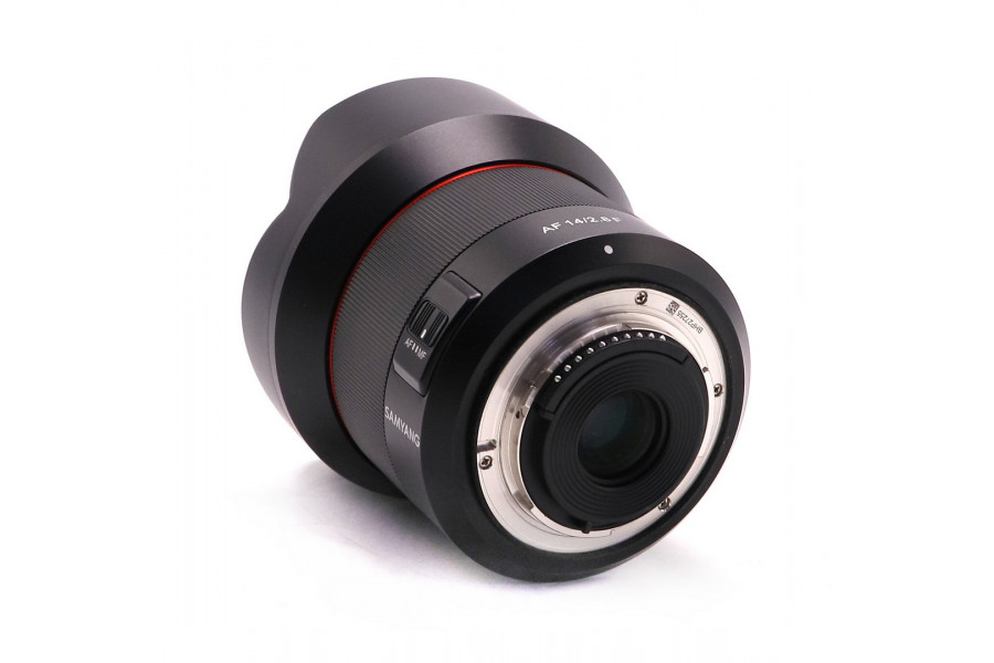 Объектив Samyang AF 14mm f/2.8 Nikon F в упаковке