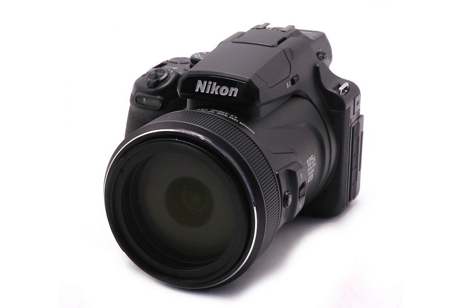 Суперзум-камера Nikon Coolpix P1100 в упаковке